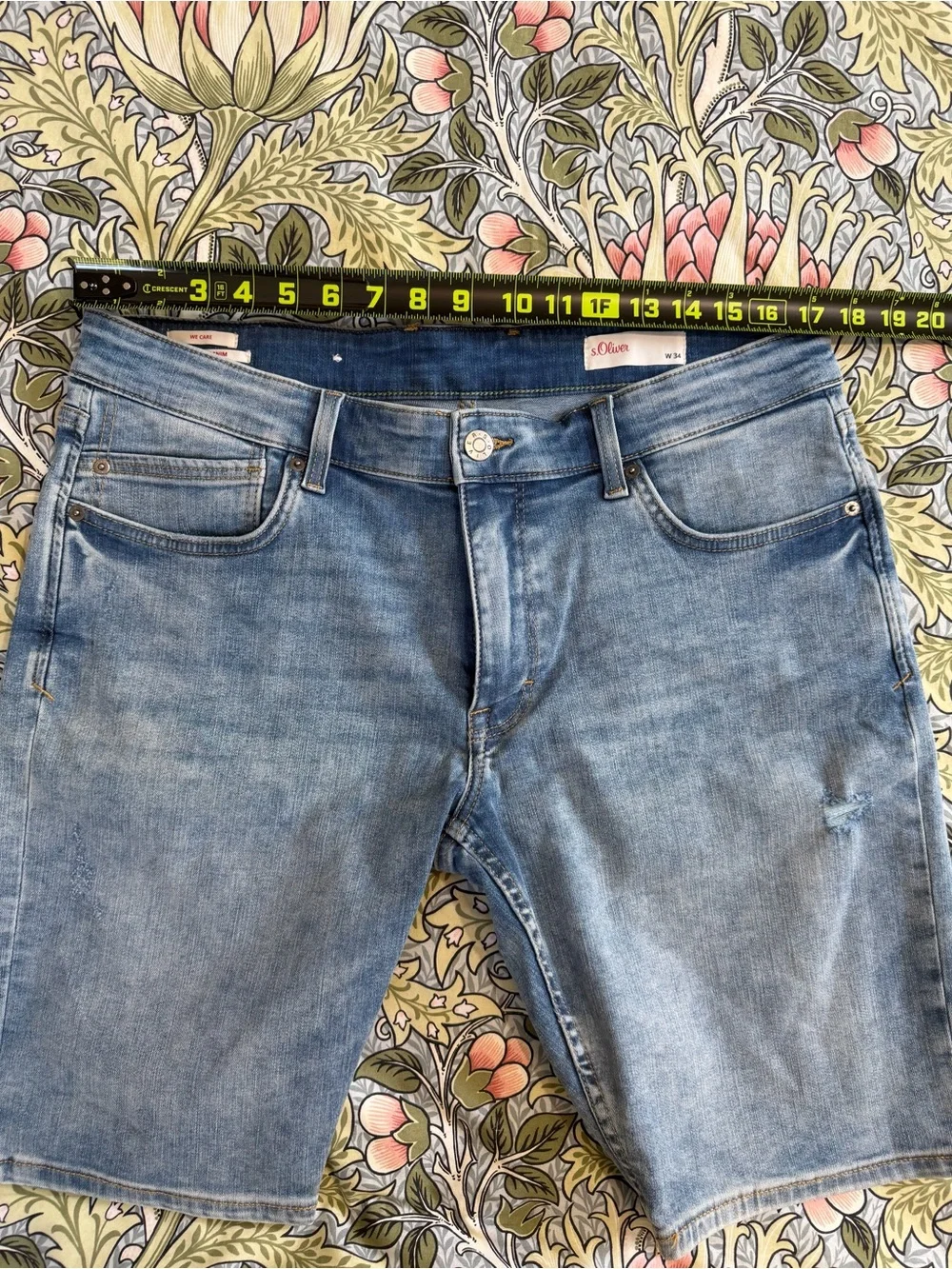s.Oliver Classic Men's Denim Shorts - Light Blue Size 34. NWOT.